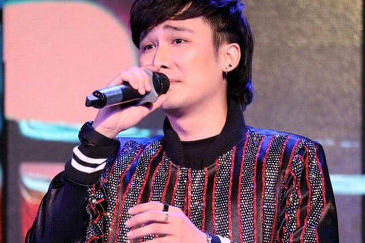 Chí Thiện là một trong những sao Việt vướng lùm xùm liên quan đến chuyện tiền nong. Cụ thể, năm 2009, nam ca sĩ bị một phóng viên tố mượn 3 triệu để đóng học phí cho em. Thế nhưng, sau đó 1 năm, Chí Thiện không những không trả nợ mà còn phủ nhận đã vay tiền.