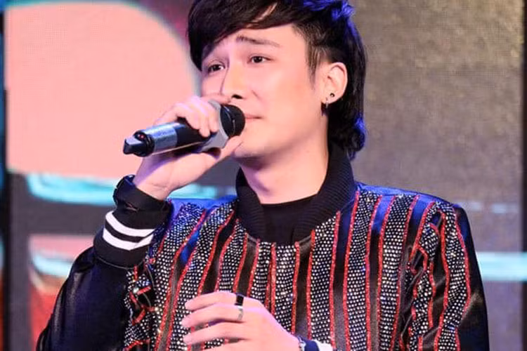 Chí Thiện là một trong những sao Việt vướng lùm xùm liên quan đến chuyện tiền nong. Cụ thể, năm 2009, nam ca sĩ bị một phóng viên tố mượn 3 triệu để đóng học phí cho em. Thế nhưng, sau đó 1 năm, Chí Thiện không những không trả nợ mà còn phủ nhận đã vay tiền.