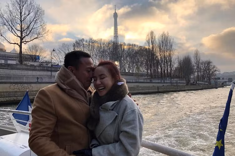 Vy Oanh từng bị tố giật chồng. Về phía nữ ca sĩ, cô một mực phủ nhận. Sau sóng gió, cuộc sống của Vy Oanh dần ổn định trở lại.