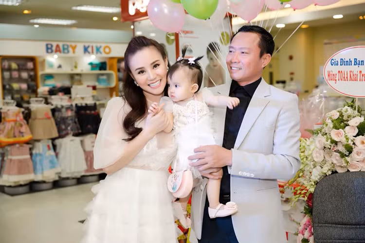 Con gái của Vy Oanh và ông xã doanh nhân năm nay đã lên 2 tuổi, rất kháu khỉnh.
