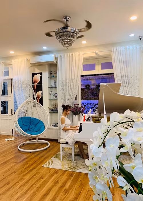 Nữ ca sĩ hiện sống căn biệt thự triệu đô.