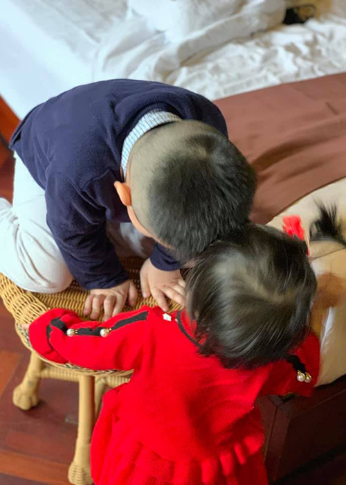 Con trai của Vy Oanh rất yêu thương em gái nhỏ.