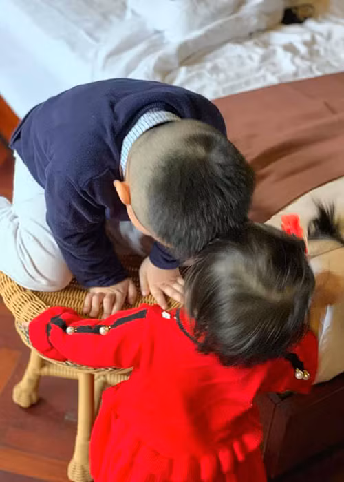 Con trai của Vy Oanh rất yêu thương em gái nhỏ.