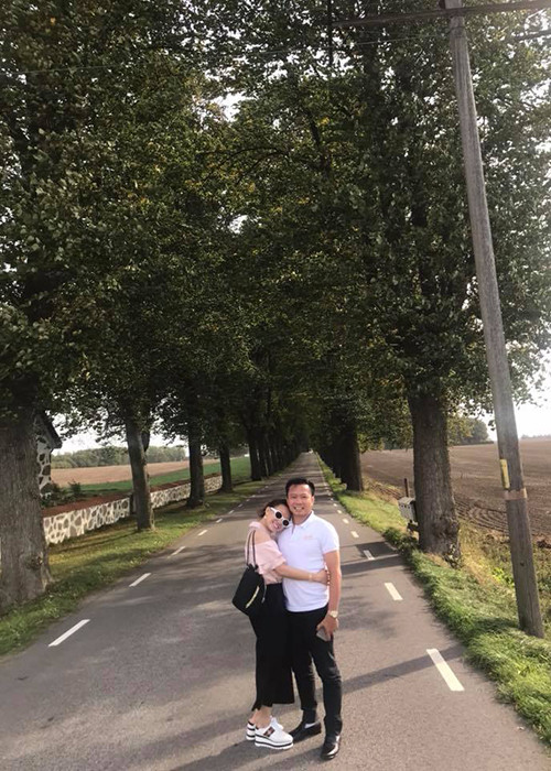 Mãi đến năm 2017, Giọng ca "Đồng xanh" mới công khai ông xã. Nữ ca sĩ cho biết, chồng tên Lê Thiện, là doanh nhân hơn cô 15 tuổi.