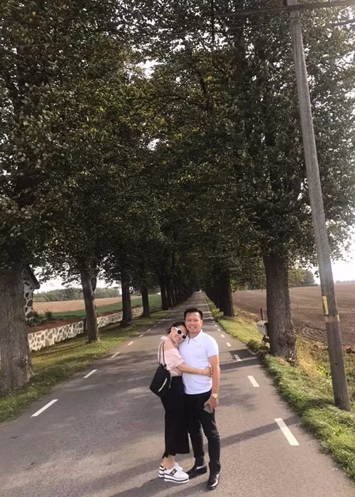 Mãi đến năm 2017, Giọng ca "Đồng xanh" mới công khai ông xã. Nữ ca sĩ cho biết, chồng tên Lê Thiện, là doanh nhân hơn cô 15 tuổi.