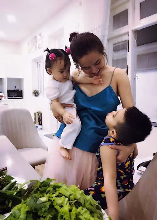 Vy Oanh hạnh phúc khi các con đáng yêu, ngoan ngoãn.