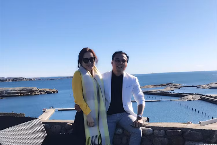 Chồng của Vy Oanh được biết đến là người cưng chiều vợ. Anh thường tự tay vào bếp nấu ăn cho gia đình, tặng nhẫn kim cương cho vợ.