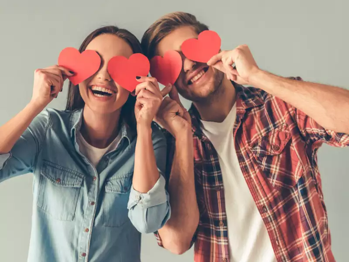 Nhân Mã: Có vẻ như chuyện tình cảm của bạn đang có chút may mắn. Bạn sẽ ngập trong hạnh phúc và may mắn trong tình yêu.