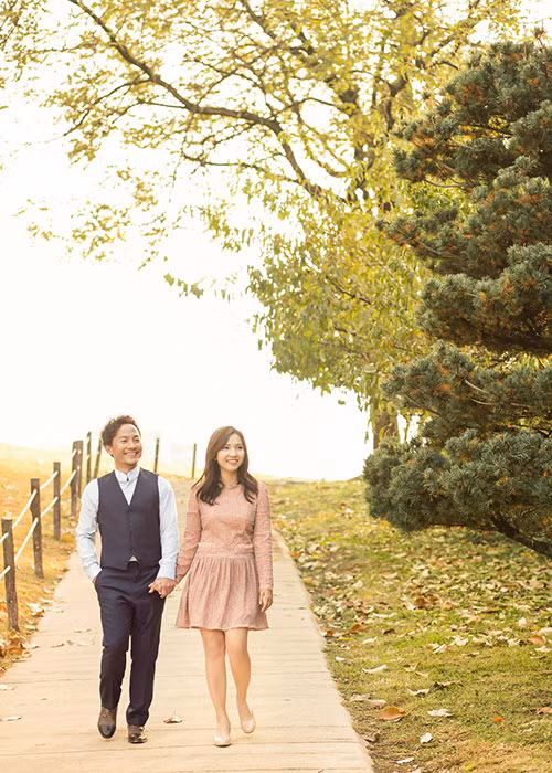 Cả hai không giấu được niềm hạnh phúc qua ánh mắt, nụ cười.