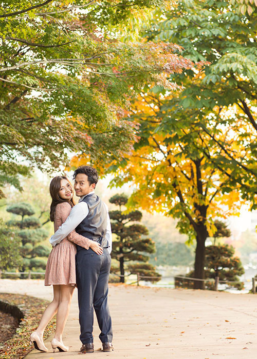 Đôi uyên ương tạo dáng tự nhiên giữa bối cảnh nên thơ của Hàn Quốc.