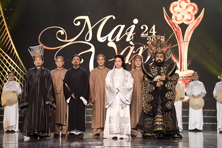 Ngoài nghệ sĩ Thành Lộc, diễn viên Lê Khánh và Quốc Trung cũng tham gia trích đoạn trong vở nhạc kịch "Tiên Nga" trên sân khấu Mai Vàng 2018.