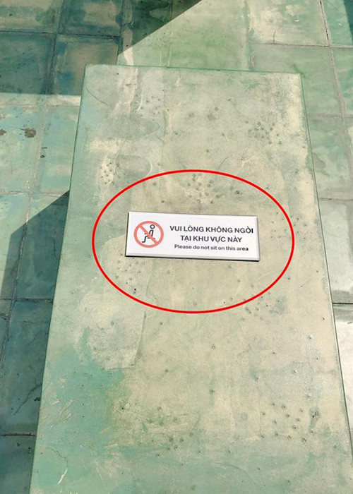 Một số cư dân mạng cho biết chỗ Hà Tăng ngồi có dán tấm bảng không được ngồi. Hiện tại, nữ diễn viên chưa lên tiếng trước nghi vấn ngồi chỗ bị cấm. Ảnh: Vietnamnet