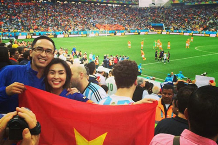 Năm 2014, vợ chồng Hà Tăng khoe ảnh xem trận đấu giữa Argentina và Hà Lan mà không biết cầm ngược quốc kỳ Việt Nam. Ảnh: Dân Việt