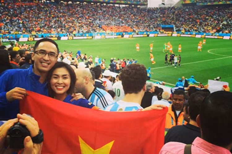 Năm 2014, vợ chồng Hà Tăng khoe ảnh xem trận đấu giữa Argentina và Hà Lan mà không biết cầm ngược quốc kỳ Việt Nam. Ảnh: Dân Việt