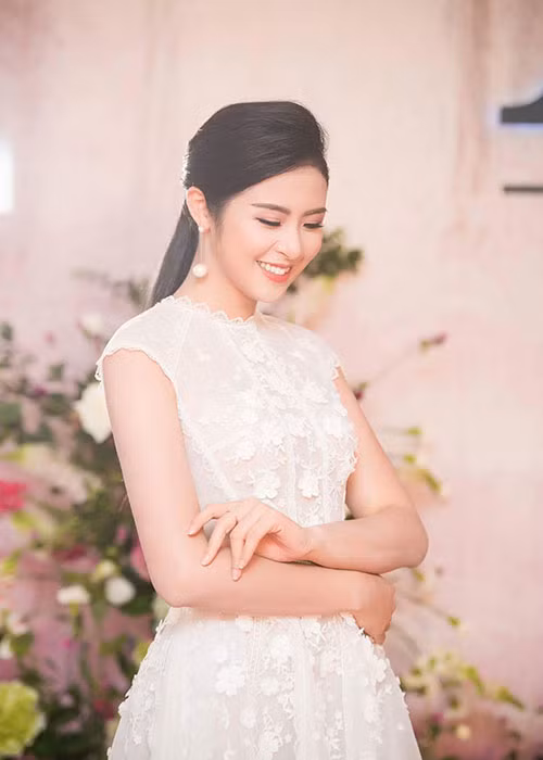 Xinh đẹp, nổi tiếng, giàu có, Ngọc Hân rất kín tiếng về đời tư nên đến nay chưa từng công khai chuyện tình cảm với bất kì chàng trai nào.