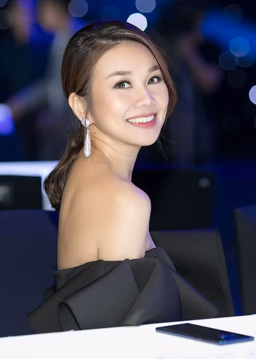 Ở tuổi 36, Thanh Hằng vẫn chưa chịu lên xe hoa. Được biết, nữ siêu mẫu đang hẹn hò nhưng giấu danh tính và hình ảnh bạn trai.