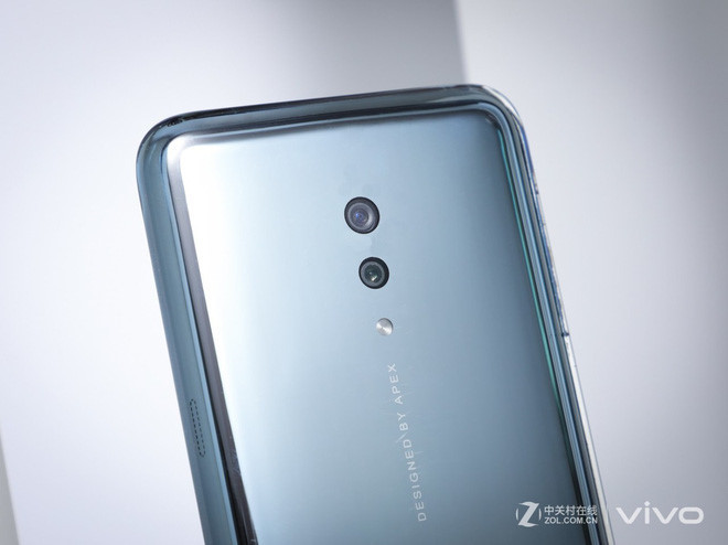 Ở mặt sau, máy có camera kép được đặt dọc, phía dưới là đèn flash LED, logo Apex.