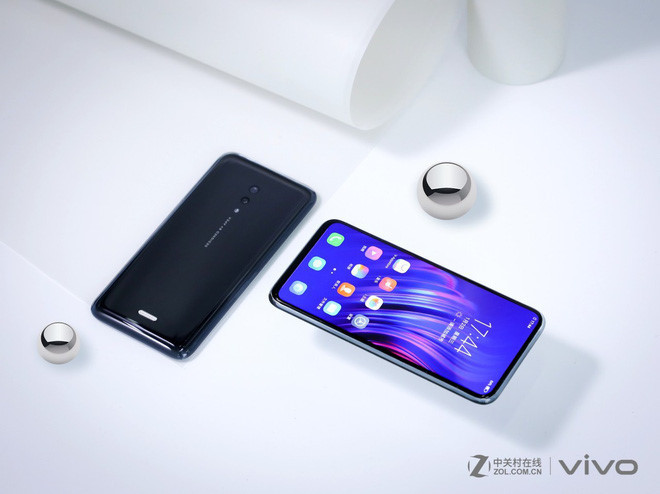 Giống như Nex 2, Vivo Apex 2019 được trang bị cảm biến vân tay trong màn hình. Tuy nhiên, tính năng này đã được nâng cấp, người dùng có thể sử dụng ở bất cứ vị trí nào trên màn hình.