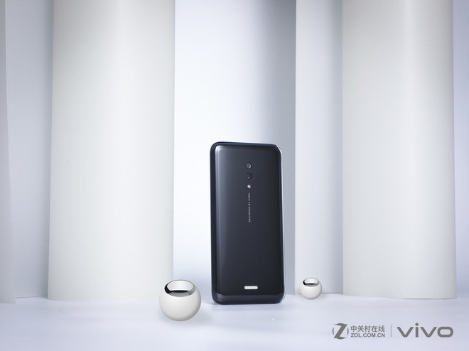 Về sức mạnh, máy sở hữu chip Snapdragon 855, RAM 12 GB và bộ nhớ trong 512 GB. Đây là model đầu tiên của Vivo được trang bị chip mạng Qualcomm Snapdragon X50 với khả năng hỗ trợ mạng 5G.