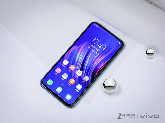 Ngôn ngữ thiết kế trên Vivo Apex 2019 được gọi là "Super Unibody". Thân máy được hoàn thiện nguyên khối từ chất liệu kính, không giắc cắm tai nghe, không loa, không có khe cắm thẻ SIM và không có phím bấm vật lý.
