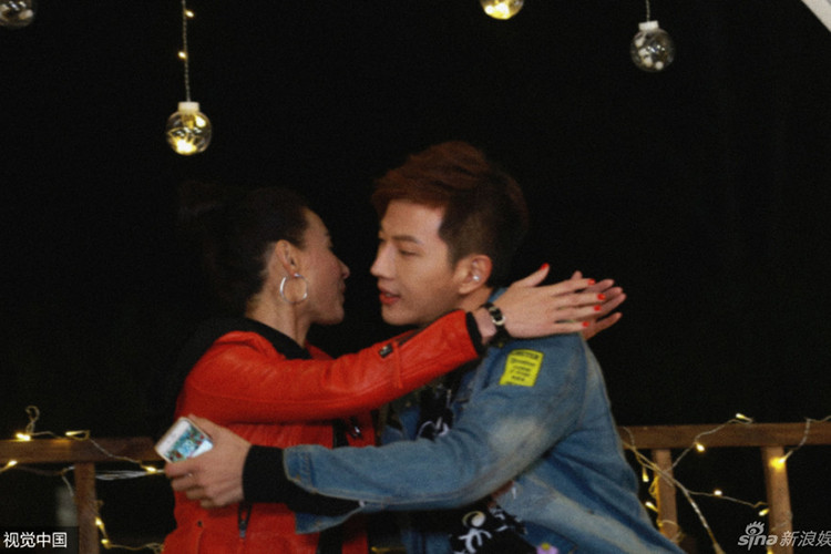 Phía Trương Bá Chi phủ nhận tin đồn tình cảm của nữ diễn viên với nam MC người Đài Loan.