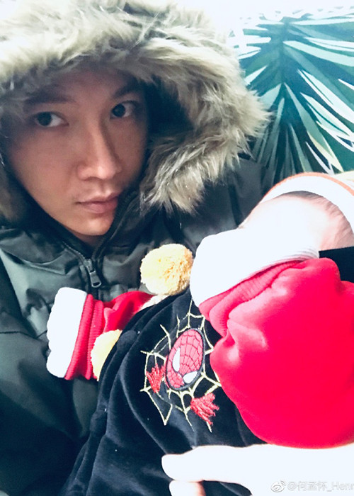 Dân mạng nghi ngờ Hà Mạnh Hoài là người đàn ông bí mật của Trương Bá Chi bởi anh úp mở viết: “Ông bố bỉm sữa”.