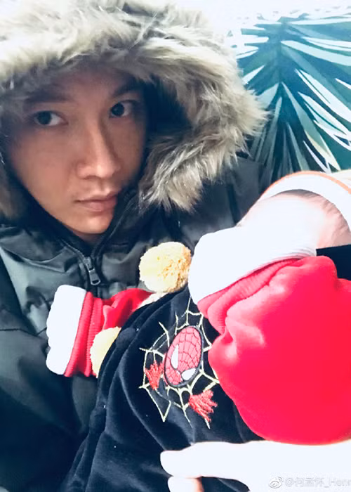 Dân mạng nghi ngờ Hà Mạnh Hoài là người đàn ông bí mật của Trương Bá Chi bởi anh úp mở viết: “Ông bố bỉm sữa”.