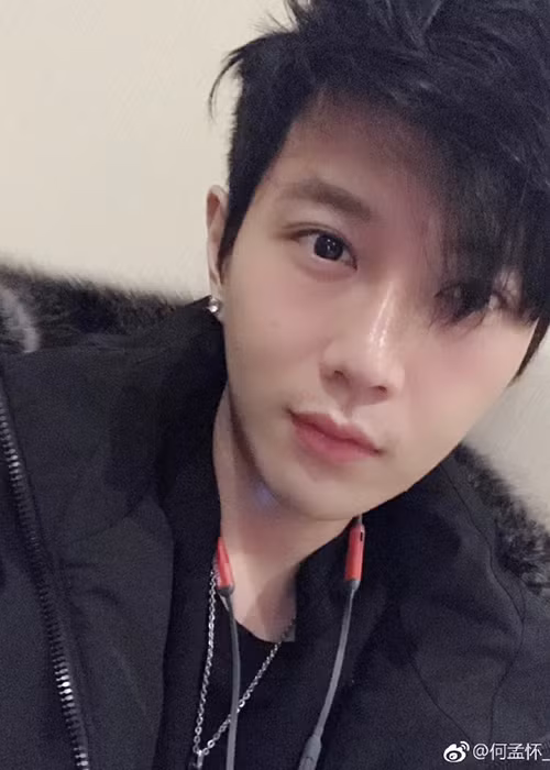 Phía Trương Bá Chi phủ nhận tin đồn giữa Hà Mạnh Hoài và Trương Bá Chi. Trước Hà Mạnh Hoài, Tạ Đình Phong và Châu Tinh Trì cũng bị đồn có con với Trương Bá Chi.