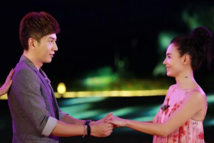 Trương Bá Chi quen Hà Mạnh Hoài khi cả hai tham một gameshow “Nữ thần lựa chọn” vào năm 2017.