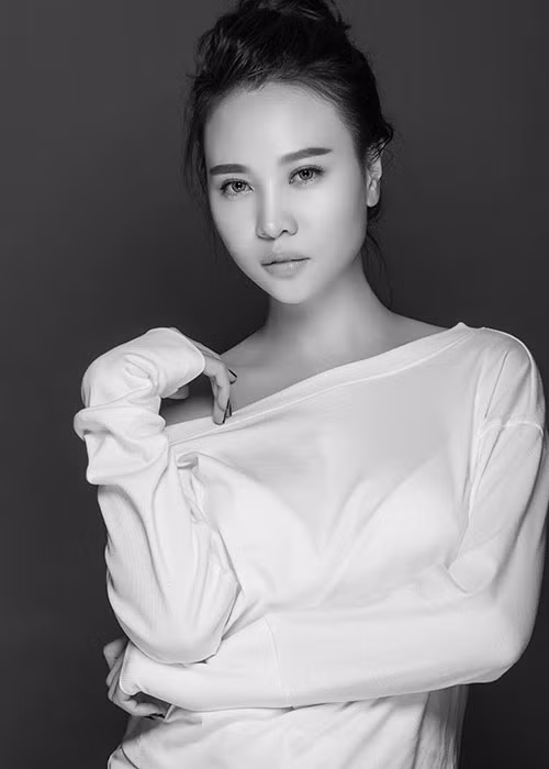 Nữ ca sĩ gốc Tày xinh đẹp, gợi cảm không kém cạnh Hồ Ngọc Hà.