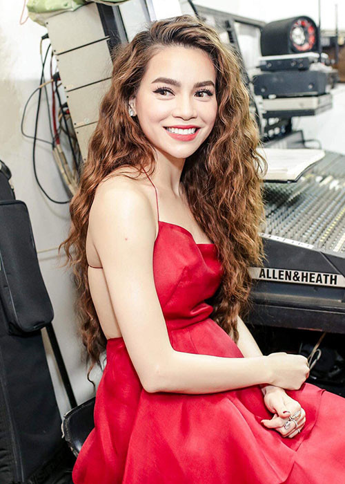 Ở nữ ca sĩ toát lên vẻ đẹp mặn mà của gái một con đang đắm say trong tình yêu lứa đôi ngọt ngào.