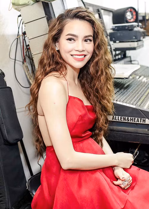 Ở nữ ca sĩ toát lên vẻ đẹp mặn mà của gái một con đang đắm say trong tình yêu lứa đôi ngọt ngào.