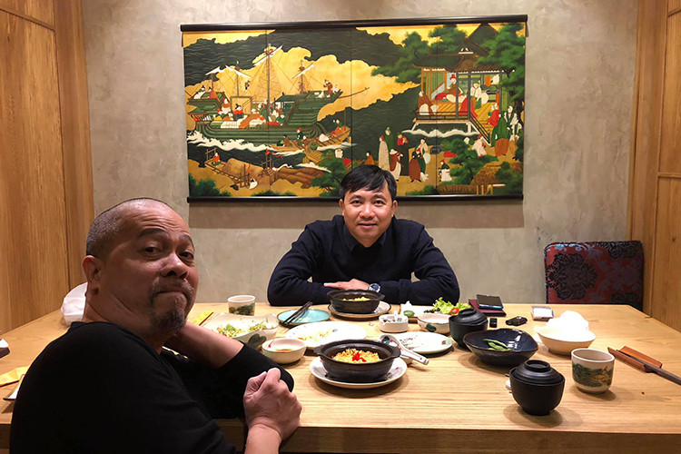 Trong khi đó, NTK Đức Hùng khoe ảnh gặp đạo diễn Đỗ Thanh Hải để bàn bạc về trang phục các Táo.