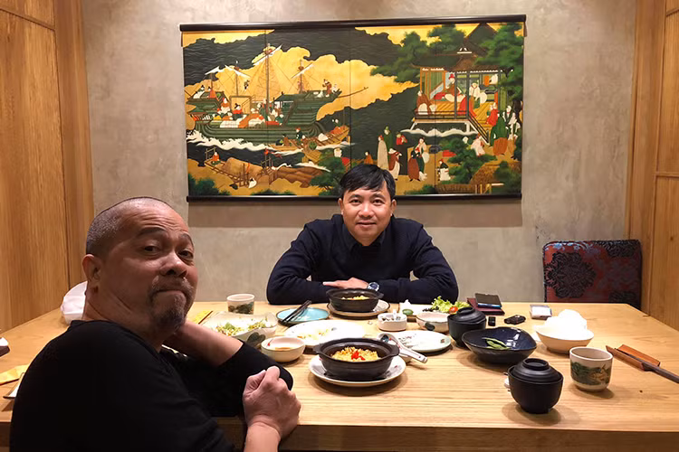 Trong khi đó, NTK Đức Hùng khoe ảnh gặp đạo diễn Đỗ Thanh Hải để bàn bạc về trang phục các Táo.