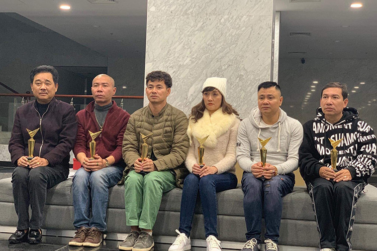 ...Còn buồn, đương nhiên. Anh em mình già hết cả với nhau rồi. Xuân Bắc từ cậu thanh niên ngoài 20 năng nổ, nhiệt tình, không biết mệt giờ đã thành một gã trung niên với nhiều sợi bạc trên đầu. Anh Thắng, anh Lý, Vân Dung, Tự Long, anh Trung, chị Hằng, chị Vượng và đầu tàu Thanh Hải đều vậy. Mắt đã phải có kính và năm nay mình đừng khuya nữa nhé...