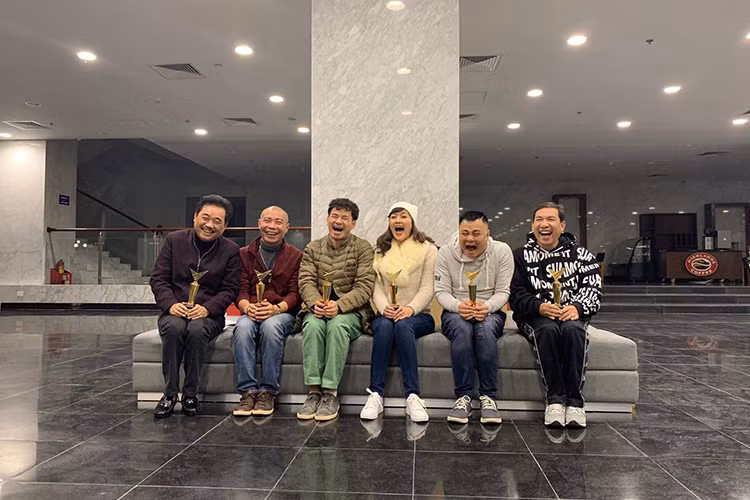 Xuân Bắc còn trải lòng về Táo quân: "Thực sự cảm xúc bây giờ rất khó tả thấy vui, tự hào và buồn nữa. Vui vì anh chị em mình vẫn làm việc với nhau say mê, thân thiết mặc dù không thiếu lúc cáu giận nhau. Tự hào vì tất cả chúng ta, toàn bộ ê-kíp, mỗi người một việc dù nhỏ hay lớn đều góp phần vào một chương trình uy tín chất lượng...