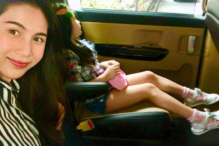 Qua loạt ảnh Thủy Tiên - Công Vinh chia sẻ, có thế thấy, bé Bánh Gạo xinh xắn, đáng yêu.