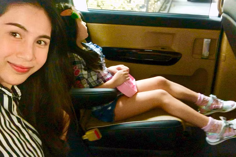 Qua loạt ảnh Thủy Tiên - Công Vinh chia sẻ, có thế thấy, bé Bánh Gạo xinh xắn, đáng yêu.