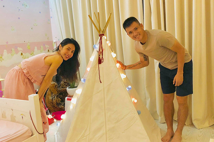 Cặp đôi dựng chiếc lều nhỏ ngay trong phòng cho thiên thần nhỏ của mình mừng sinh nhật.