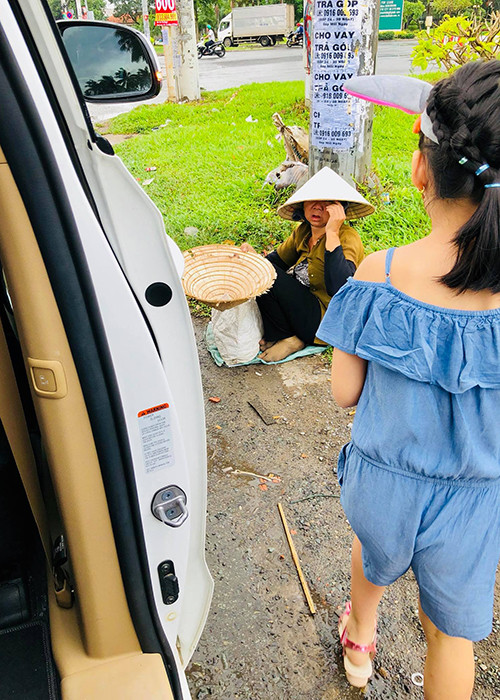 Nhiều người khen Thủy Tiên và Công Vinh dạy con gái tốt.