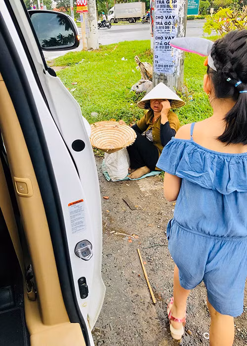 Nhiều người khen Thủy Tiên và Công Vinh dạy con gái tốt.