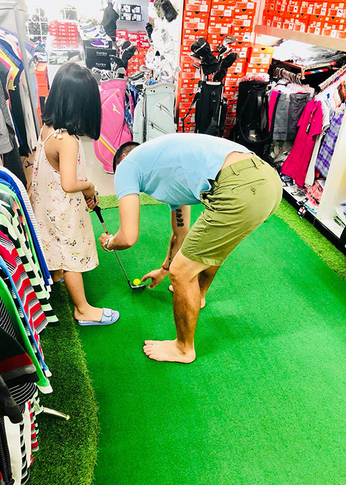 Công Vinh vốn cưng chiều con gái hết mực.