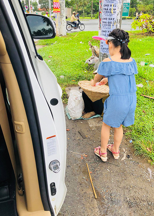 Cách đây không lâu, Thủy Tiên khoe con gái đang ngồi trên ô tô nhưng nằng nặc đòi xuống để giúp đỡ một người phụ nữ nghèo khổ ngồi bên đường.