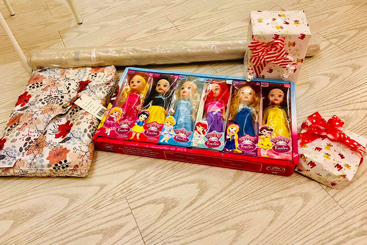 Con gái của Thủy Tiên - Công Vinh nhận được nhiều quà sinh nhật.