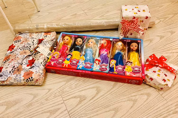 Con gái của Thủy Tiên - Công Vinh nhận được nhiều quà sinh nhật.