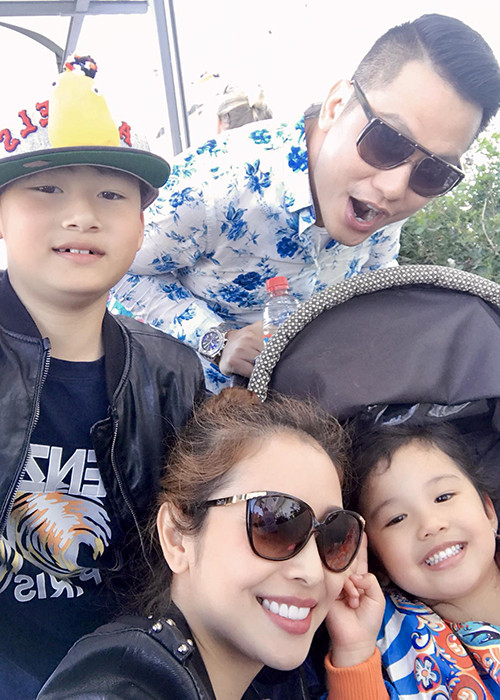 Bé Bảo Nam rất yêu thương các em của mình.