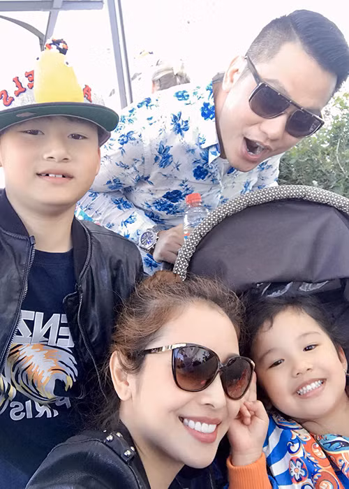 Bé Bảo Nam rất yêu thương các em của mình.