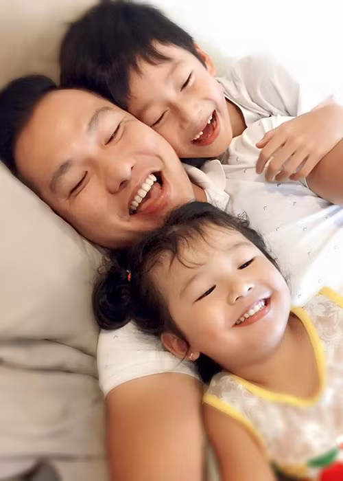 Khi về Việt Nam chơi dịp hè, bé Bảo Nam rất quấn quýt bố dượng.