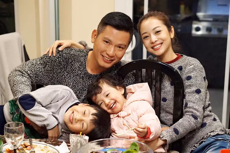 Con trai riêng của Jennifer Phạm luôn vui vẻ bên bố dượng và em cùng mẹ khác cha.