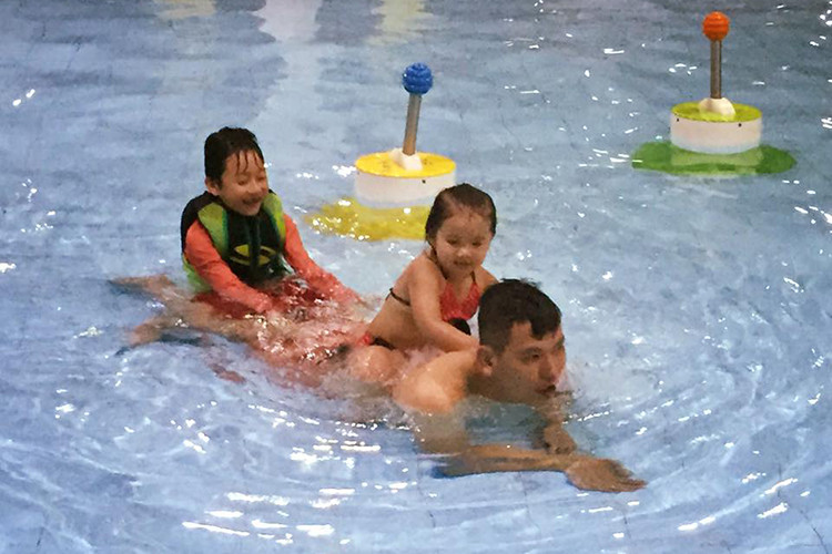 Khoảnh khắc doanh nhân Đức Hải cưng chiều bé Bảo Nam và bé Na.